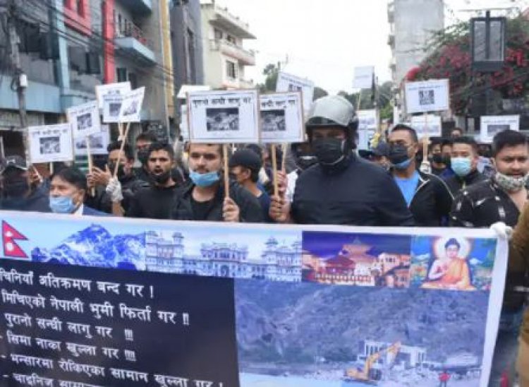 Nepali people came out on the road against China:The protesters raised slogans of 'China go back', said- return our land