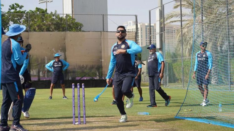 T20 WC: Team India engaged in practice before the match against Pakistan, 'mentor' Dhoni appeared in a new role