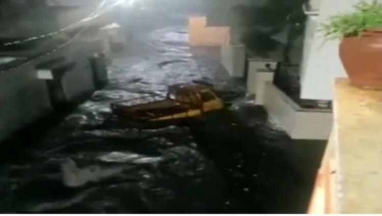 Heavy rains in Telangana, water-watering Hyderabad, vehicles were seen swaying on the roads