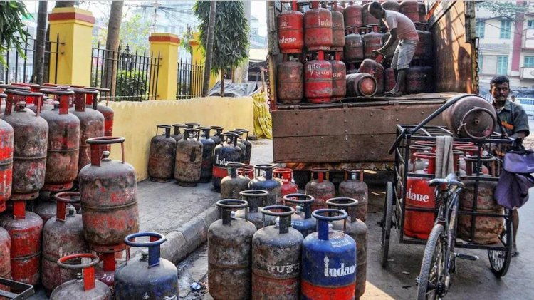 LPG Cylinder Price: Inflation hit on the first day of December, commercial cylinder became expensive