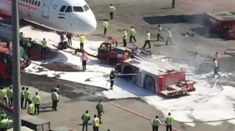 मुंबई एयरपोर्ट पर टला बड़ा हादसा:एयर इंडिया की फ्लाइट को खींचकर लाने वाली गाड़ी में लगी भीषण आग