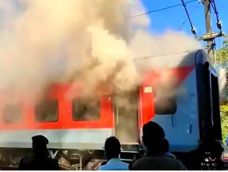 महाराष्ट्र में ट्रेन में आग:गांधीधाम एक्सप्रेस के पेंट्री कोच में लगी भीषण आग, यात्रियों में मची दहशत