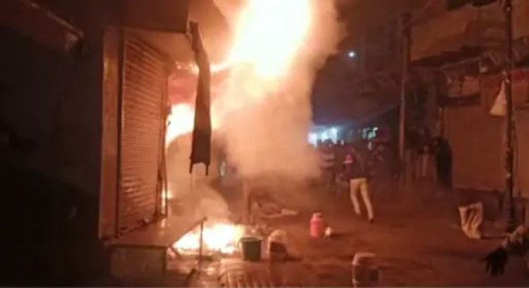 दुकान में लगी आग:मथुरा में विश्राम घाट पर कपड़े की दुकान में लगी आग, दमकल कर्मियों ने कड़ी मशक्कत के बाद पाया काबू