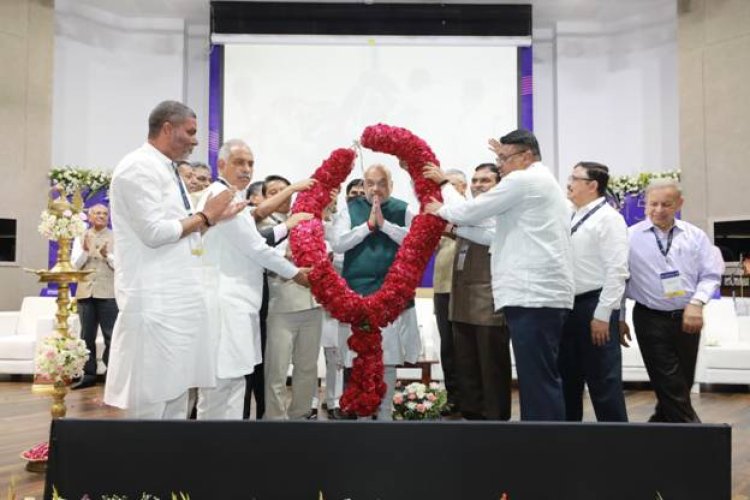 केंद्रीय गृह एवं सहकारिता मंत्री श्री अमित शाह ने आज गुजरात की राजधानी गांधीनगर में नेशनल कोऑपरेटिव डेयरी फेडरेशन ऑफ इंडिया लिमिटेड (NCDFI) के स्वर्ण जयंती समारोह को मुख्य अतिथि के रूप में संबोधित किया|